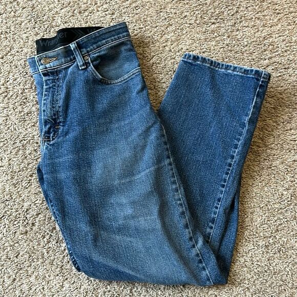 Wrangler medium wash jeans. 32x30 - Picture 1 of 3